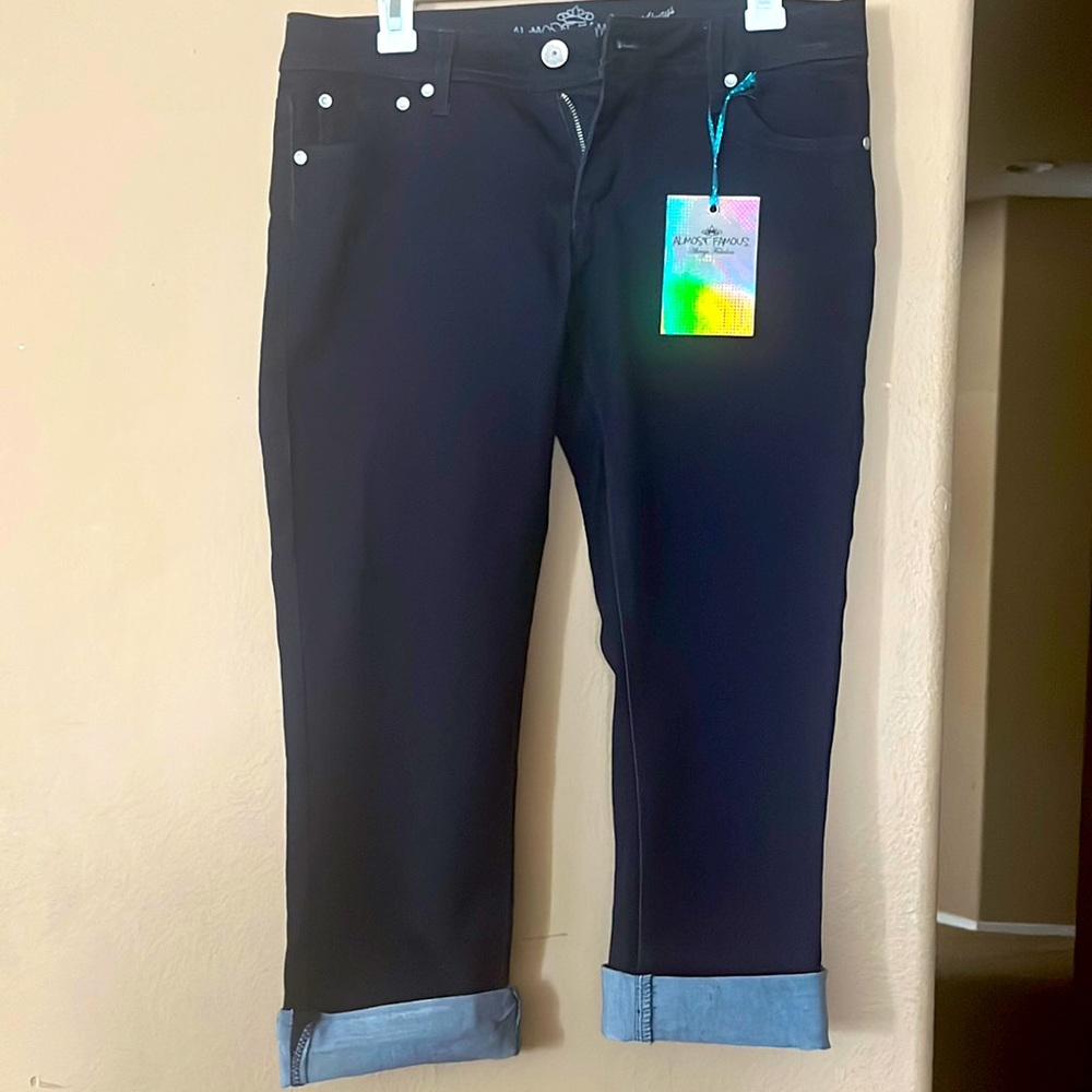 New with tags Juniors capri style jeans